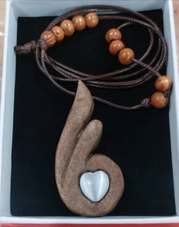 گردنبندچوبی قلب سفید